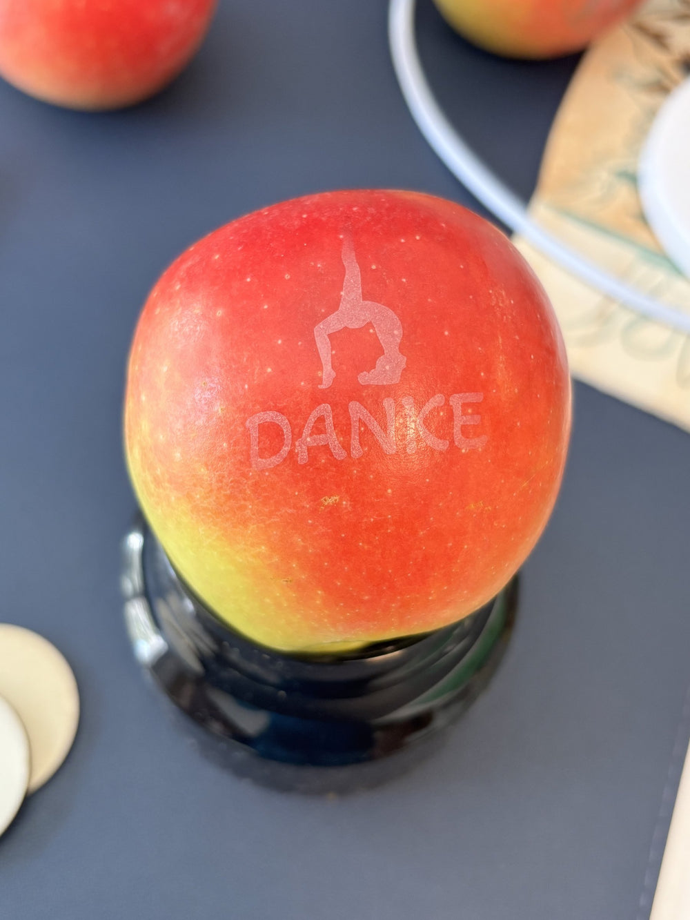Roter Apfel mit der gelaserten Botschaft Danke